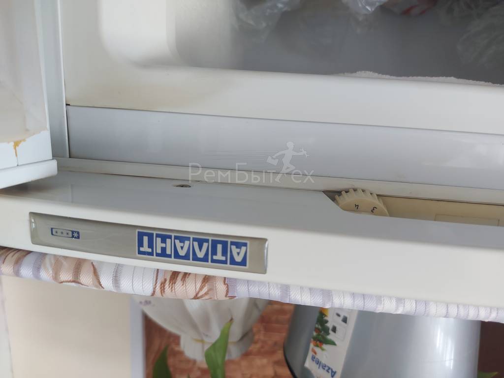 Холодильник атлант двухкамерный лампочка внимание. Холодильник Сименс двухкамерный как разобрать.