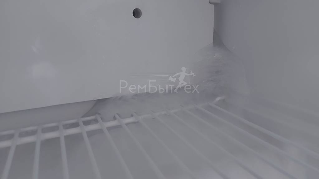 Почему в холодильнике образуется лед. В холодильном отделении в углу появляется лед.