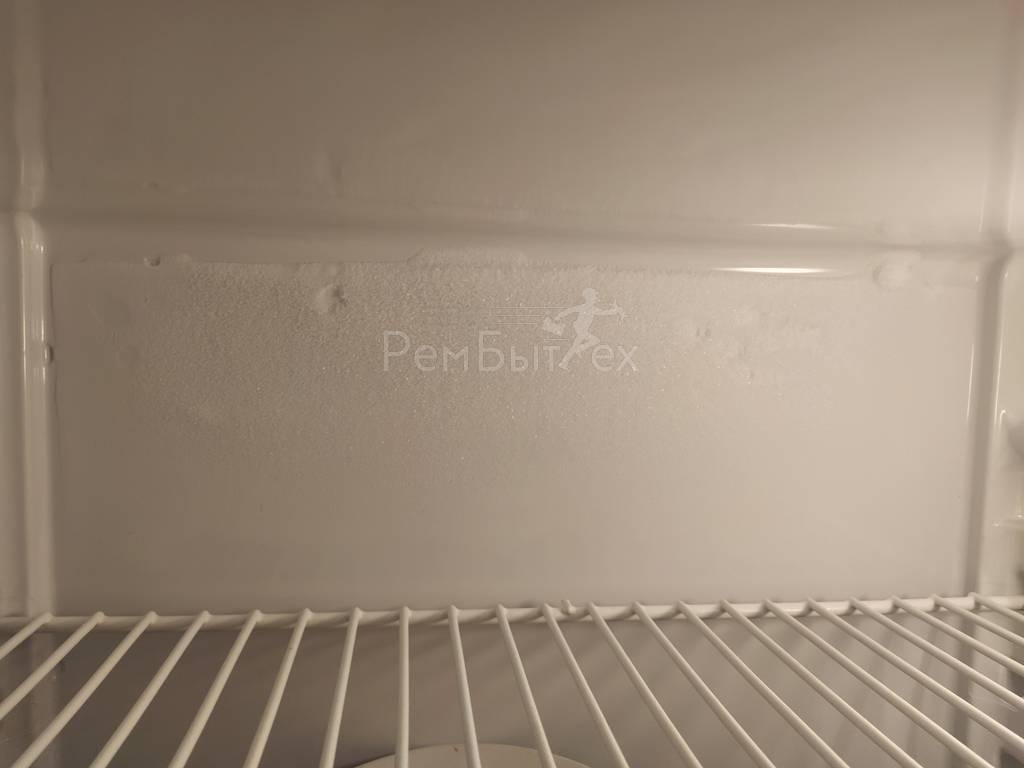 В холодильнике конденсат на верхней полке