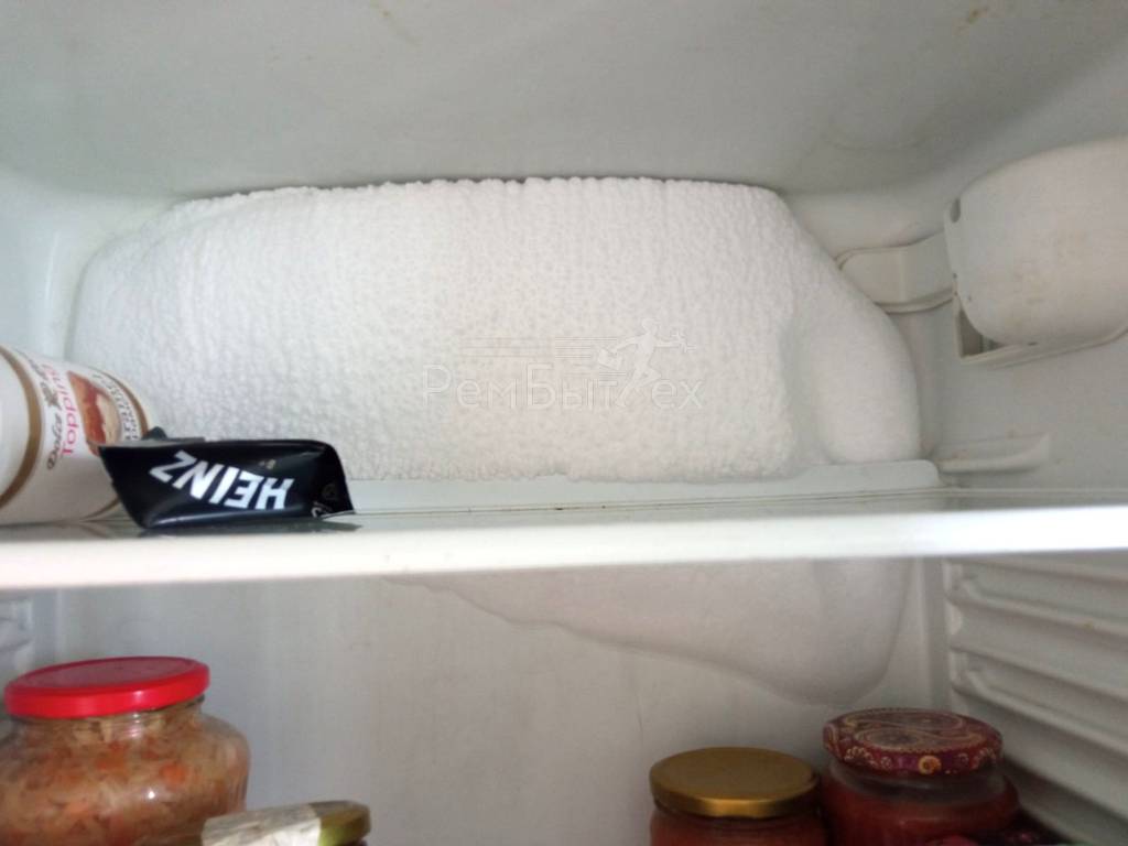 Почему в холодильнике намерзает снег. Намерзание льда на задней стенке холодильника. Намерзает задняя стенка холодильника причины. Намерзание в холодильнике на задней стенке причины. Задняя стенка современного холодильника.