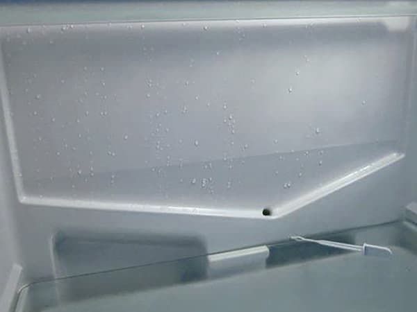 Дренажное отверстие для слива конденсата в холодильной камере с капельной оттайкой