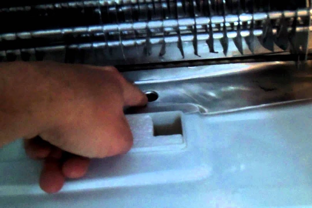 Засорился дренаж в морозильной камере