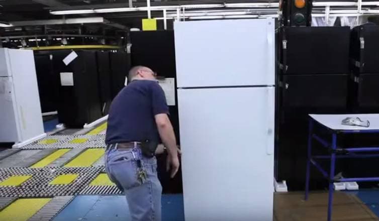 Проверяем плотность прилегания дверей к корпусу холодильника