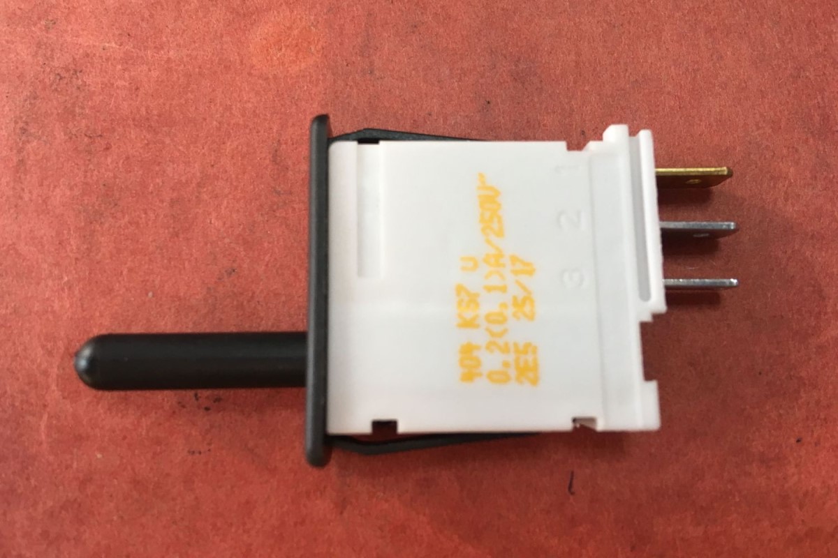 Кнопка закрытия двери морозильной камеры