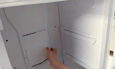 Снимаем пластиковую панель, за которой находится вентилятор