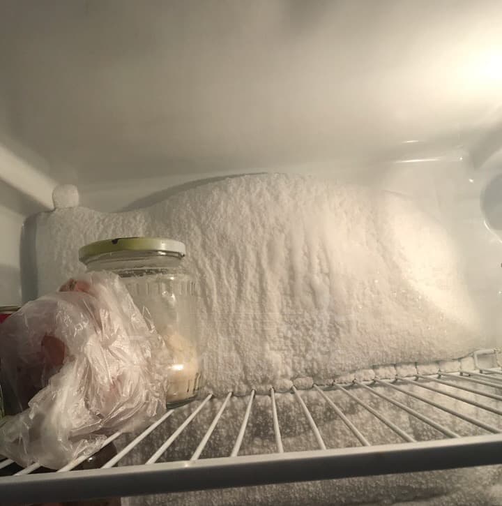 В холодильнике замерзают продукты
