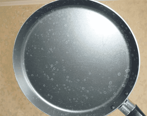 Использование уксуса для очистки посуды от налета