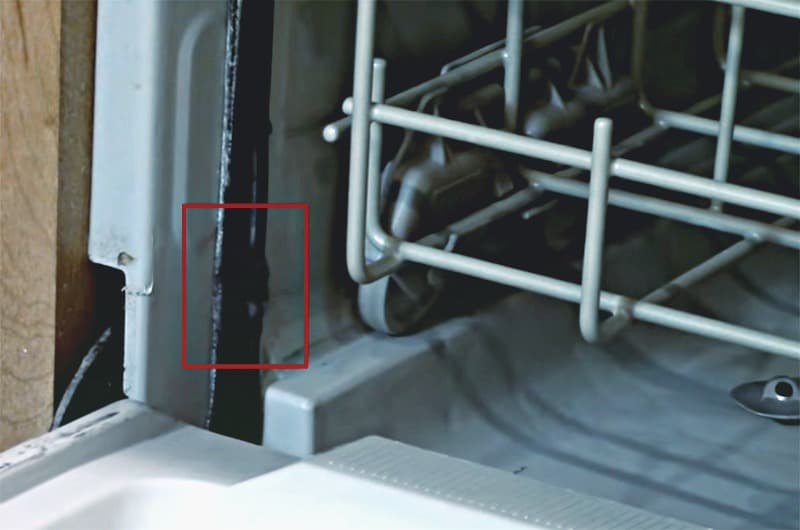 Течь воды посудомоечной машины. Посудомоечная машина Bosch снизу резинка. Уплотнитель посудомоечной машины Bosch 00611913. Течёт посудомоечная korting машина снизу. Течет посудомойка бош.