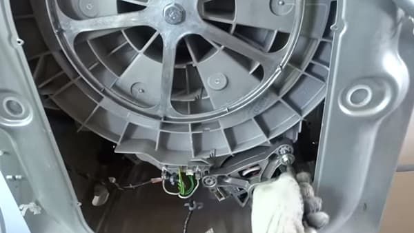 Выкручиваем болты, которые удерживают двигатель