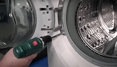 Откручиваем болты дверцы стиральной машины Откручиваем болты дверцы стиральной машины