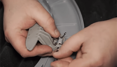 Вставляем шток в новую ручку стиральной машины Вставляем шток в новую ручку стиралки