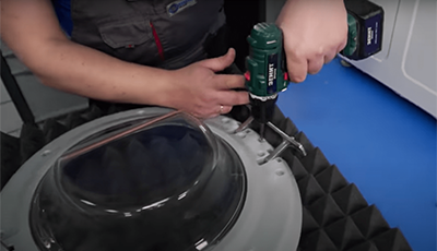 Снимаем люк стиральной машины и разбираем его Демонтируем дверь стиральной машины и разбираем её