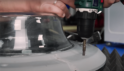 Откручиваем болты по периметру люка Выкручивает болты по окружности дверцы