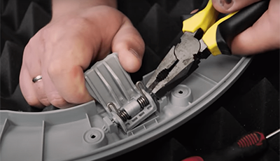 Вытаскиваем шток ручки стиральной машины плоскогубцами Вынимаем шток ручки стиральной машины плоскогубцами