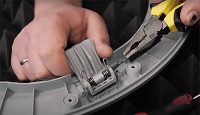 Вытаскиваем шток ручки машины плоскогубцами Извлекаем шток ручки стиральной машины плоскогубцами