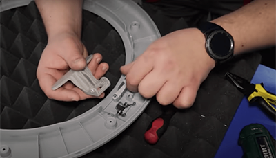 Демонтируем сломавшуюся ручку стиральной машины Снимаем поврежденную ручку стиральной машины