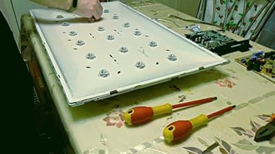 Демонтируем защёлки, которые крепят лист отражатель Отщёлкиваем защёлки, которые крепят лист отражатель