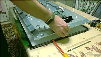 Отсоединяем матрицу ТВ Отсоединяем матрицу жк-телевизора