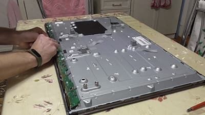 Присоединяем шлейфы к матрице телевизора Подсоединяем шлейфы к матрице