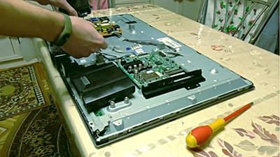 Снимаем динамики телевизора Демонтируем динамики телевизора