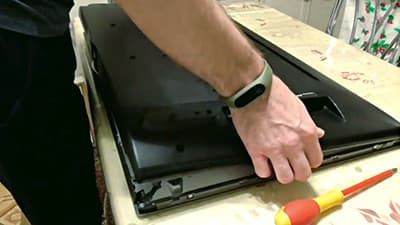 Откручиваем и снимаем крышку ТВ Снимаем крышку телевизора