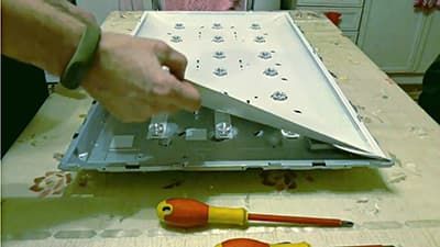 Снимаем лист отражатель жк телевизора Убираем лист отражатель