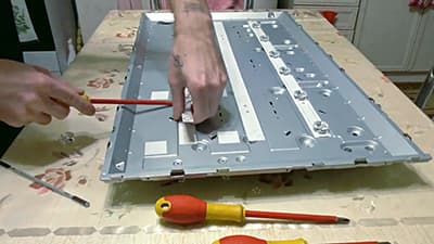 Убираем старые планки светодиодов Снимаем планки светодиодов