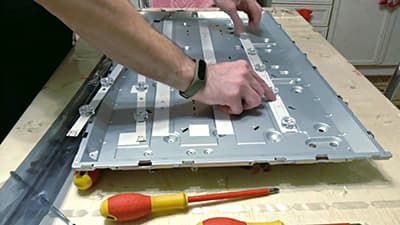 Вклеиваем новые планки с диодами Вклеиваем новые планки со светодиодами