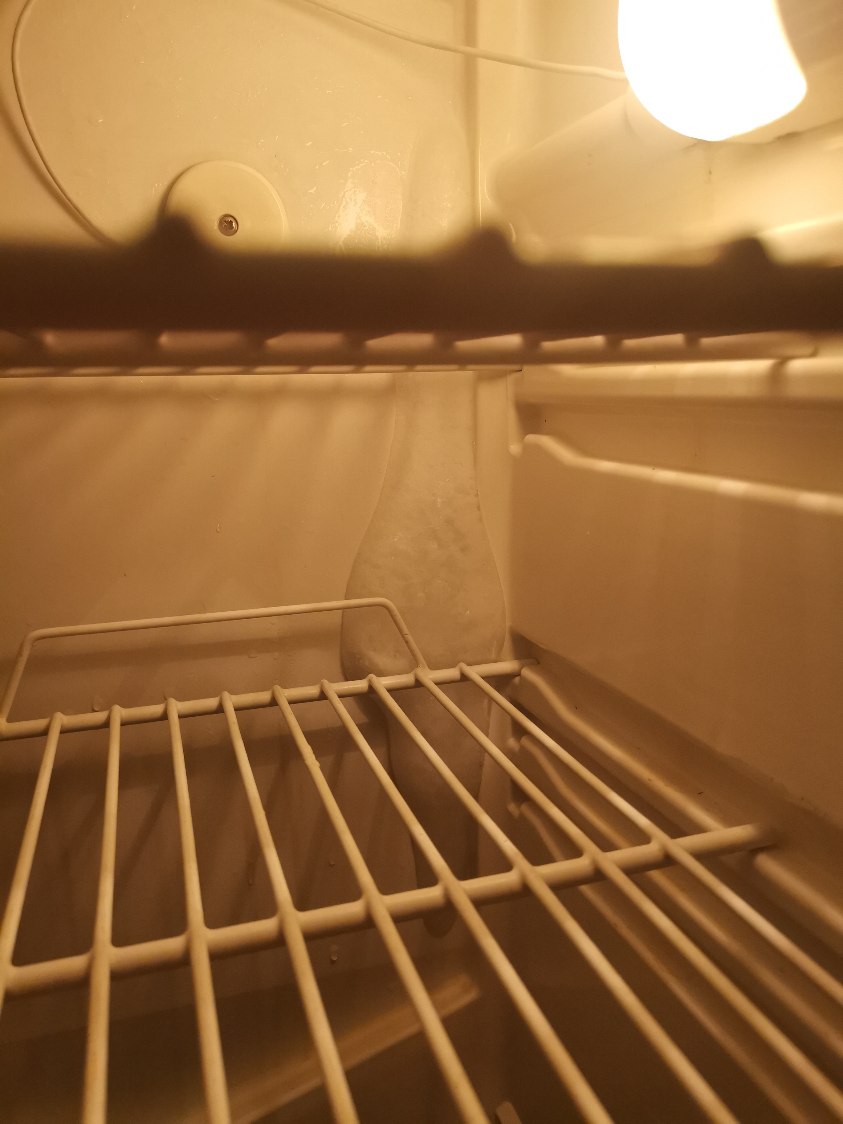 Почему намерзает лед на задней стенке холодильника