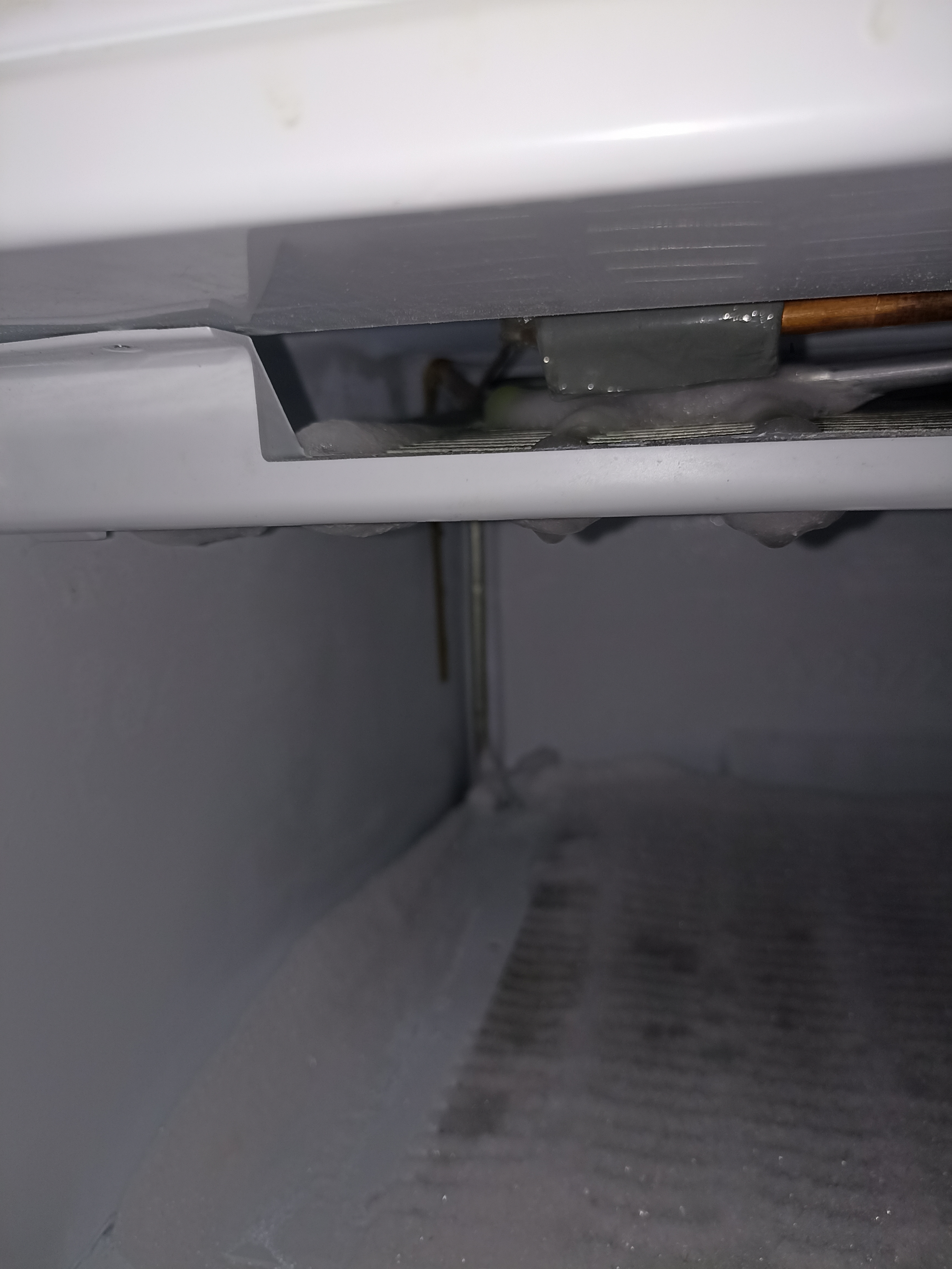 Снизу холодильника течет вода
