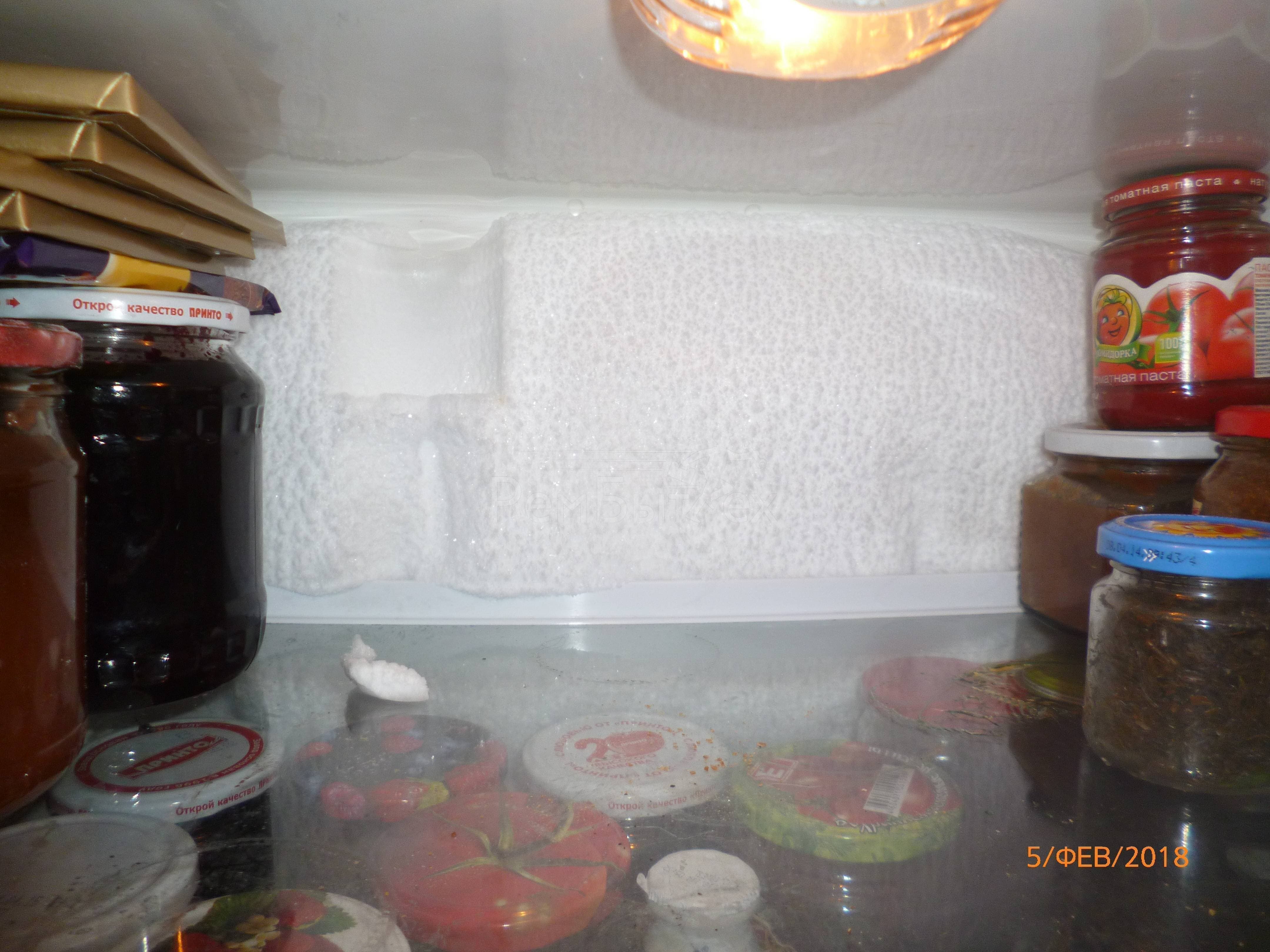 Почему в холодильнике намерзает снег. Обморожена задняя стенка холодильника. Шуба в холодильнике на задней стенке причины. Стинол намерзает задняя стенка холодильника причины. На задней стенкихолодильника намерзаетлед снаружи автомобиля.