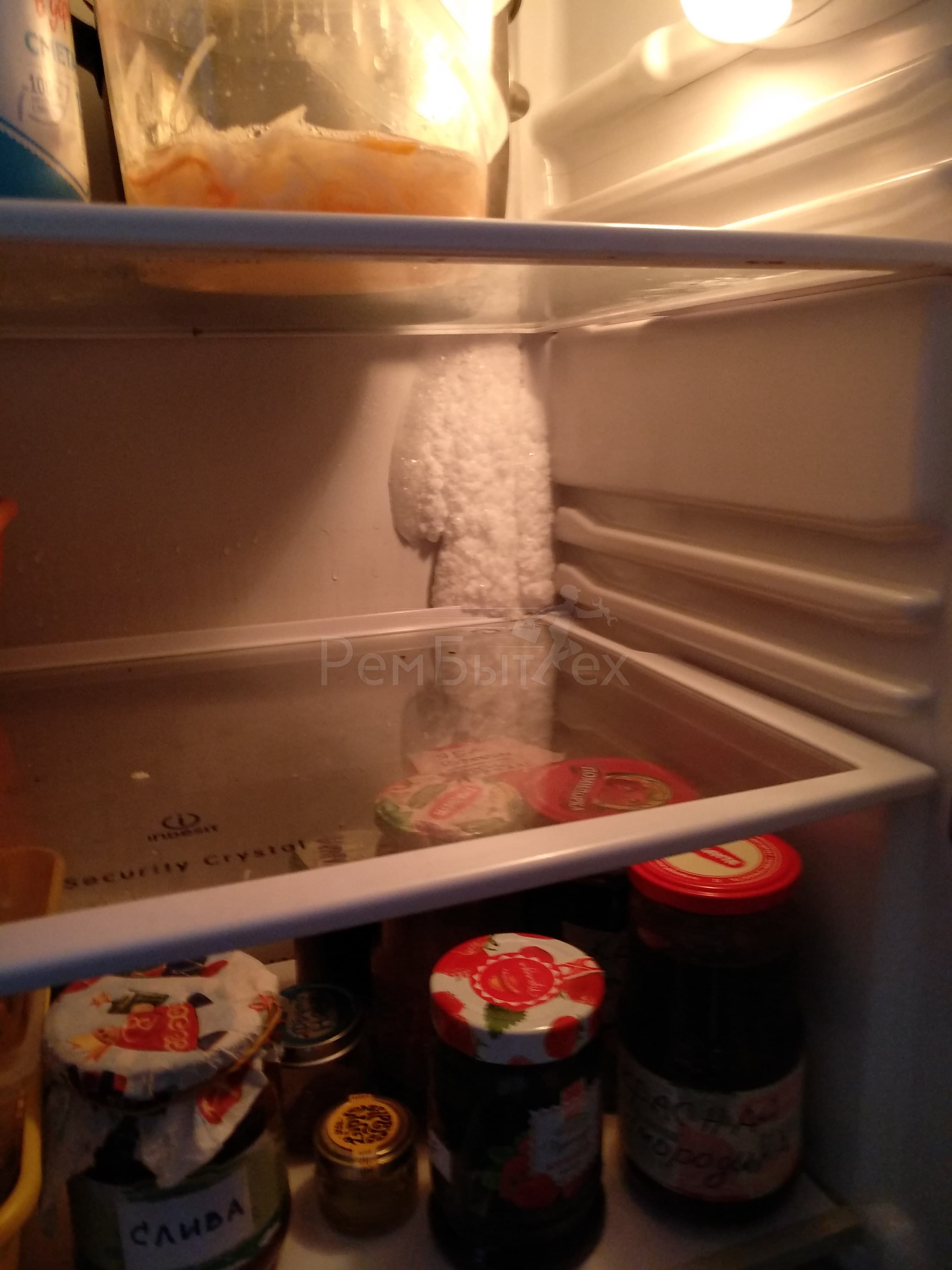 Намерзает холодильник индезит