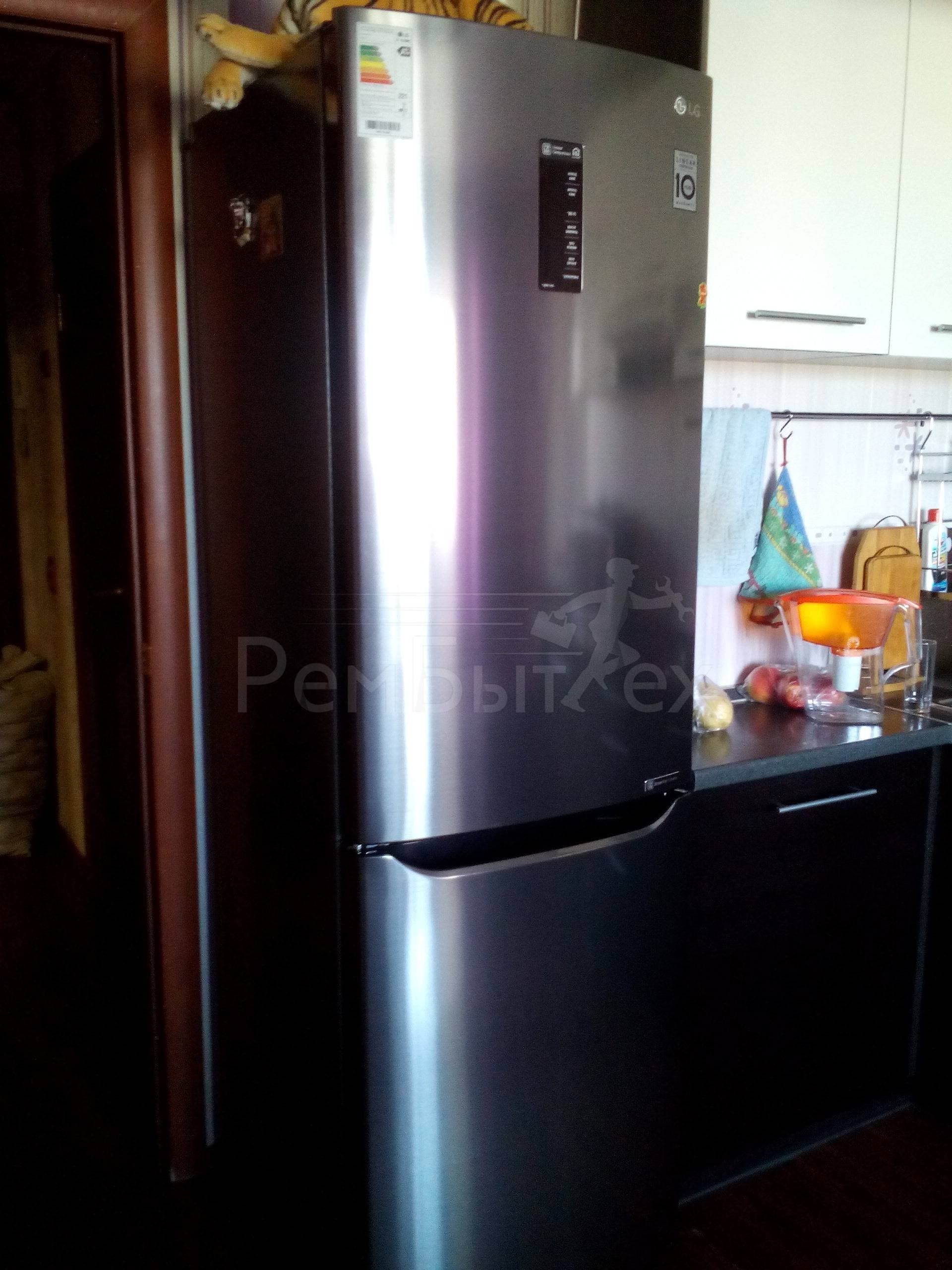 Загудел холодильник лж. Печь Панасоник nu-sc101. Холодильник сильно присасывает дверь.