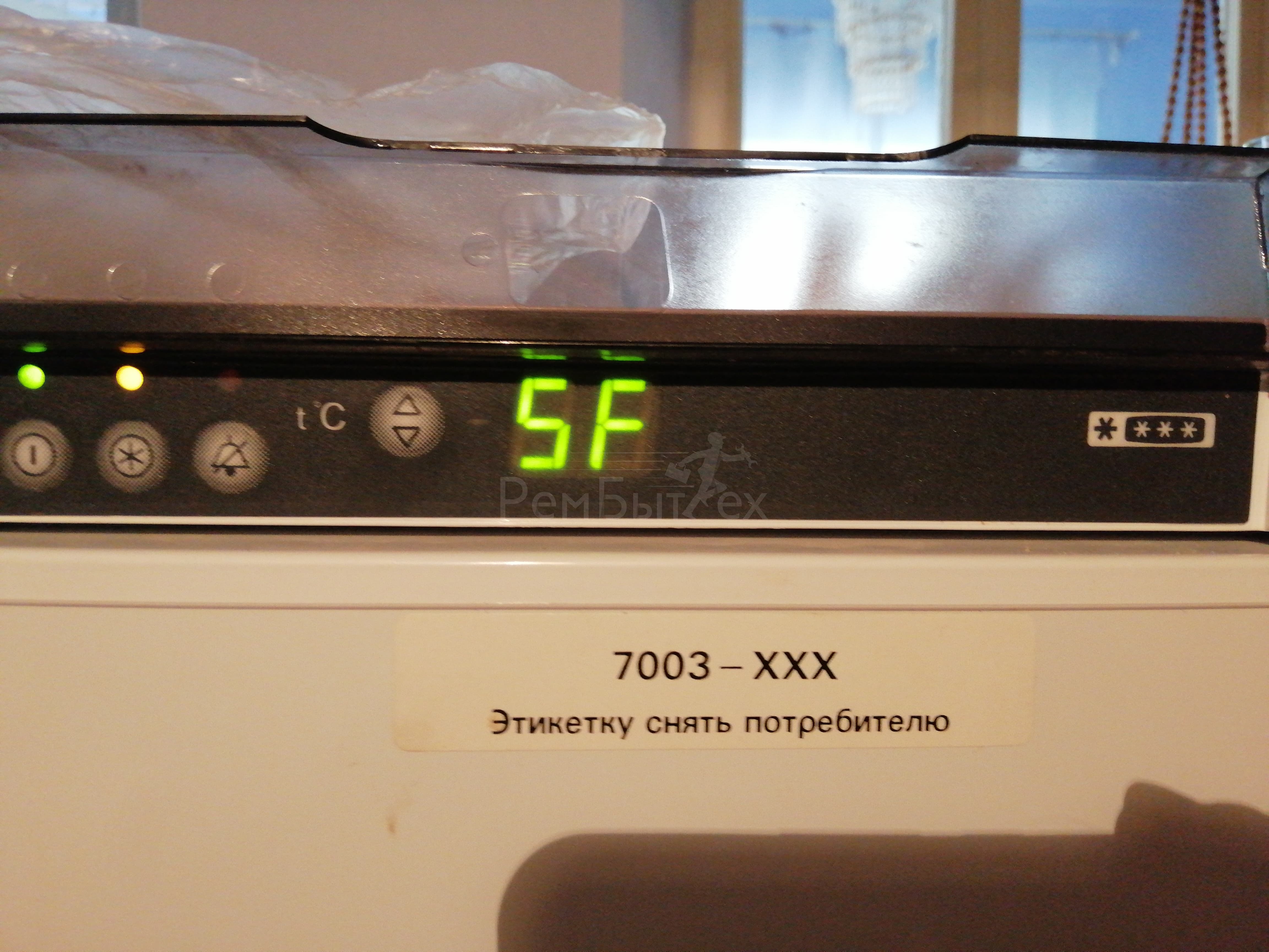 Морозилка атлант горит. Холодильник Атлант индикаторы над дверцей. Индикаторы морозильной камеры Атлант. Атлант индикатор 5f5c. Морозильная камера Атлант индикаторы над дверцей.