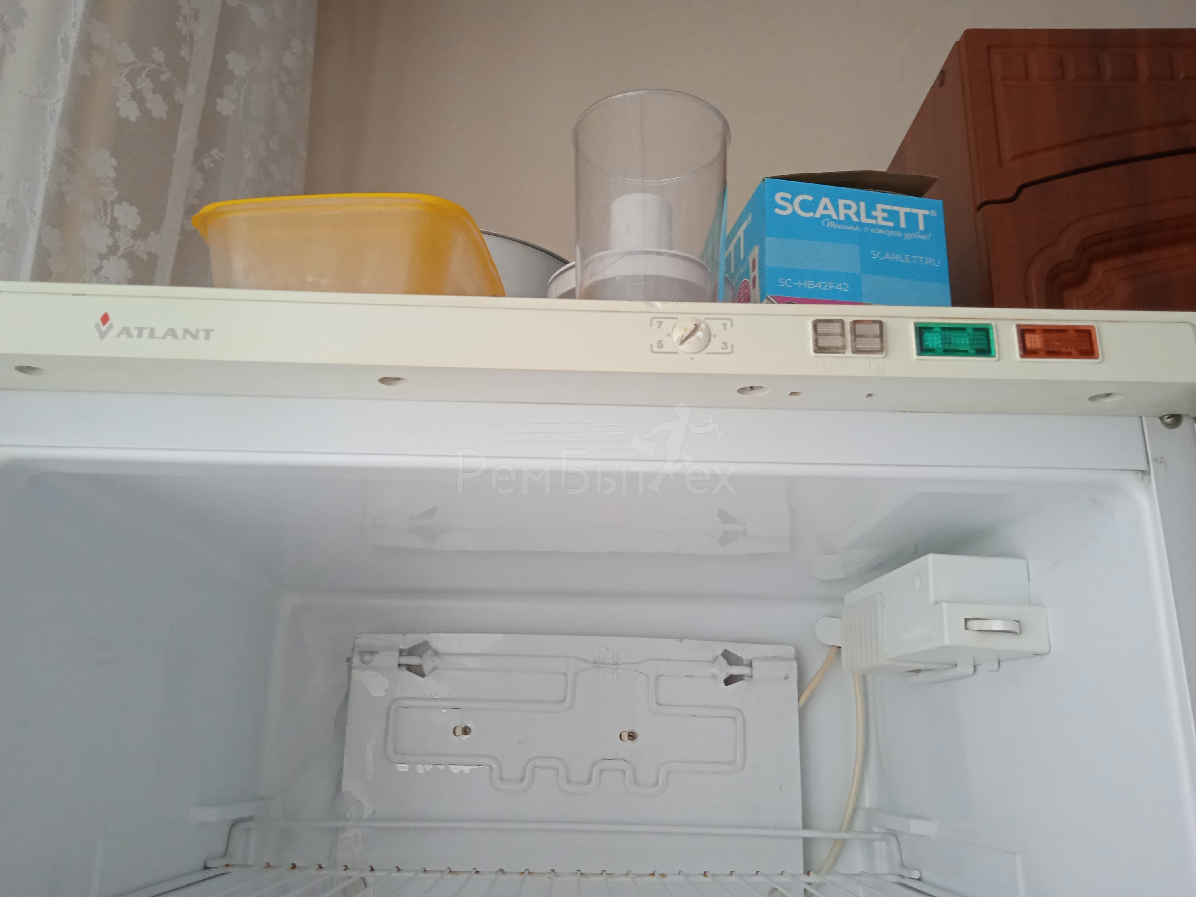 Холодильник атлант двухкамерный горит внимание