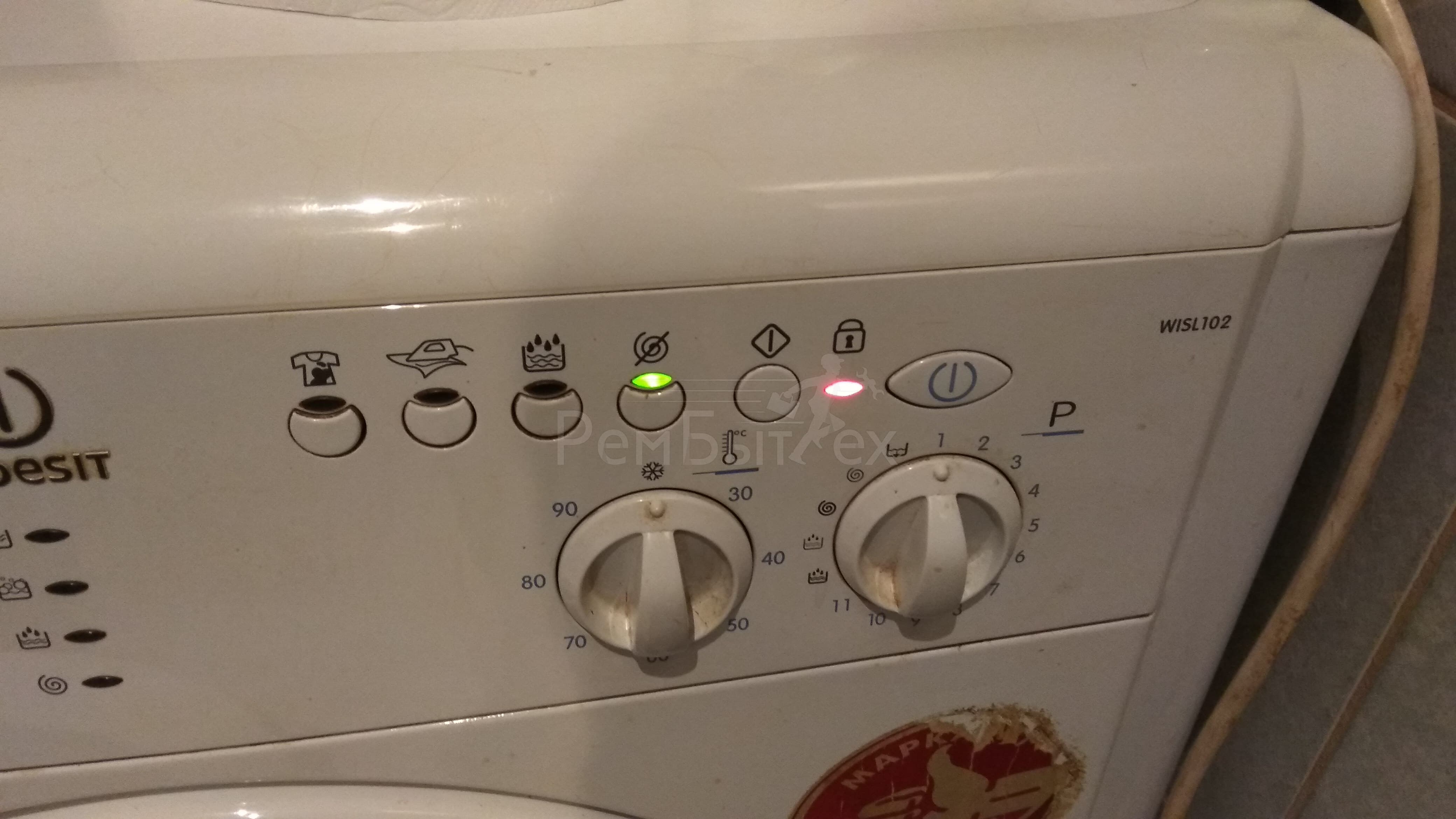 Стиральная машина индезит f01. Машинка стиральная Индезит мигает кнопка. Индезит wisl 102. Машинка Индезит ошибка f01.