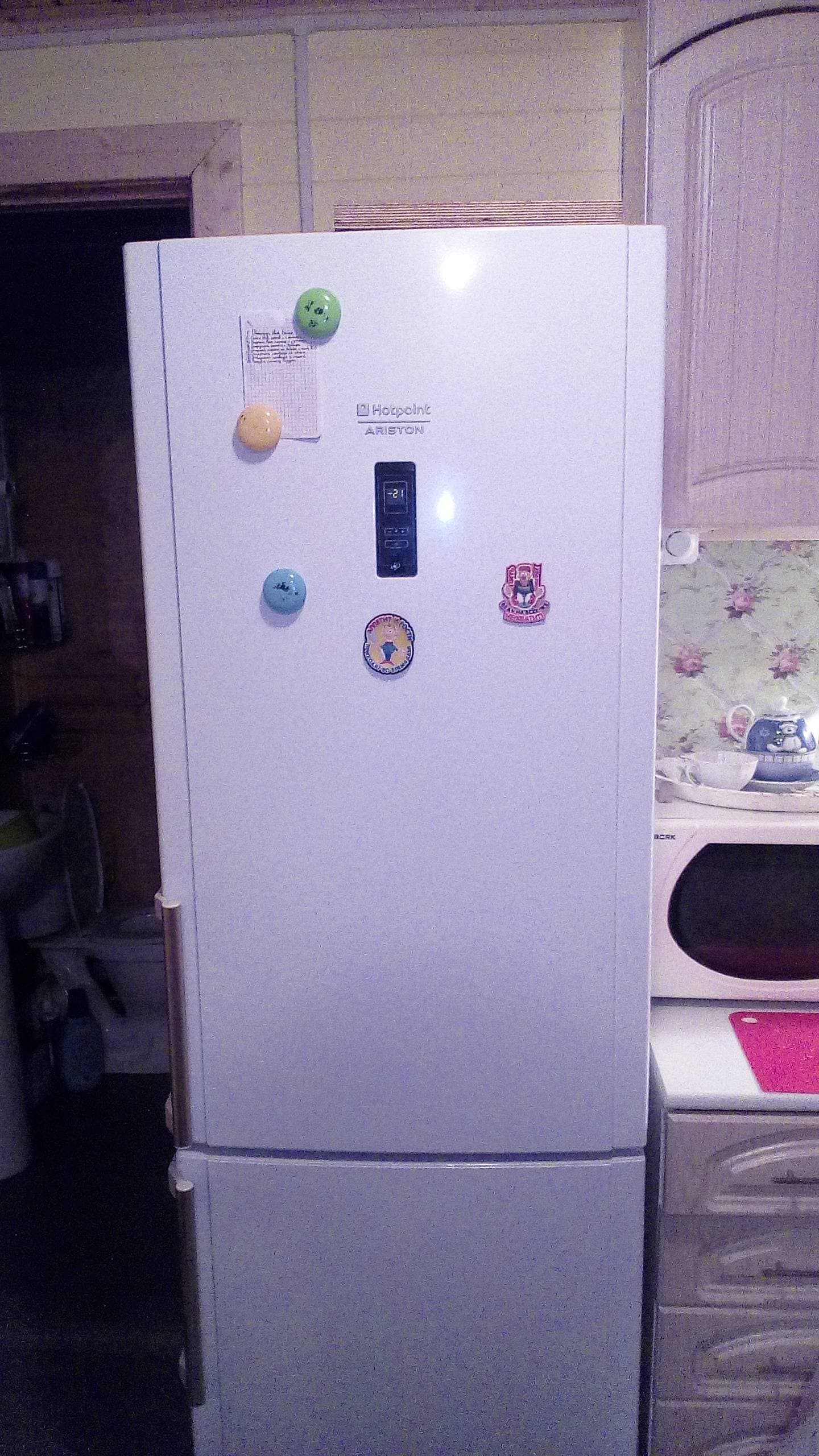 Ariston не морозит. Холодильник Аристон HBM1201.4FH проверка термостата. Не морозит холодильник Аристон Хотпоинт причины.
