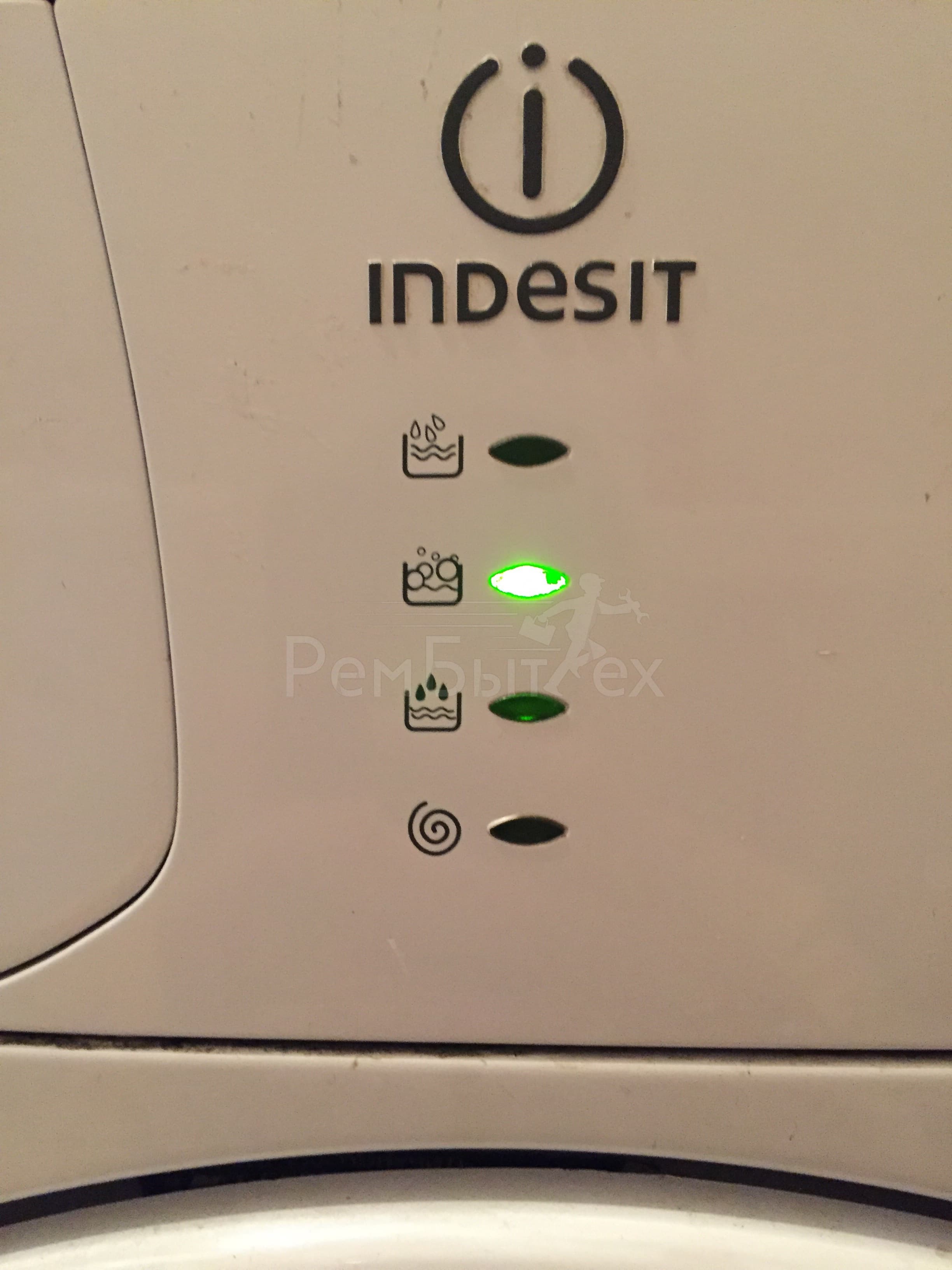Индезит не включается причина. Стиральная машина Индезит мигают индикаторы. Индикаторы стиральной машины Индезит 62. Стиральная машина Indesit горит кнопка 4h. Кнопка включения стиральной машины Индезит.