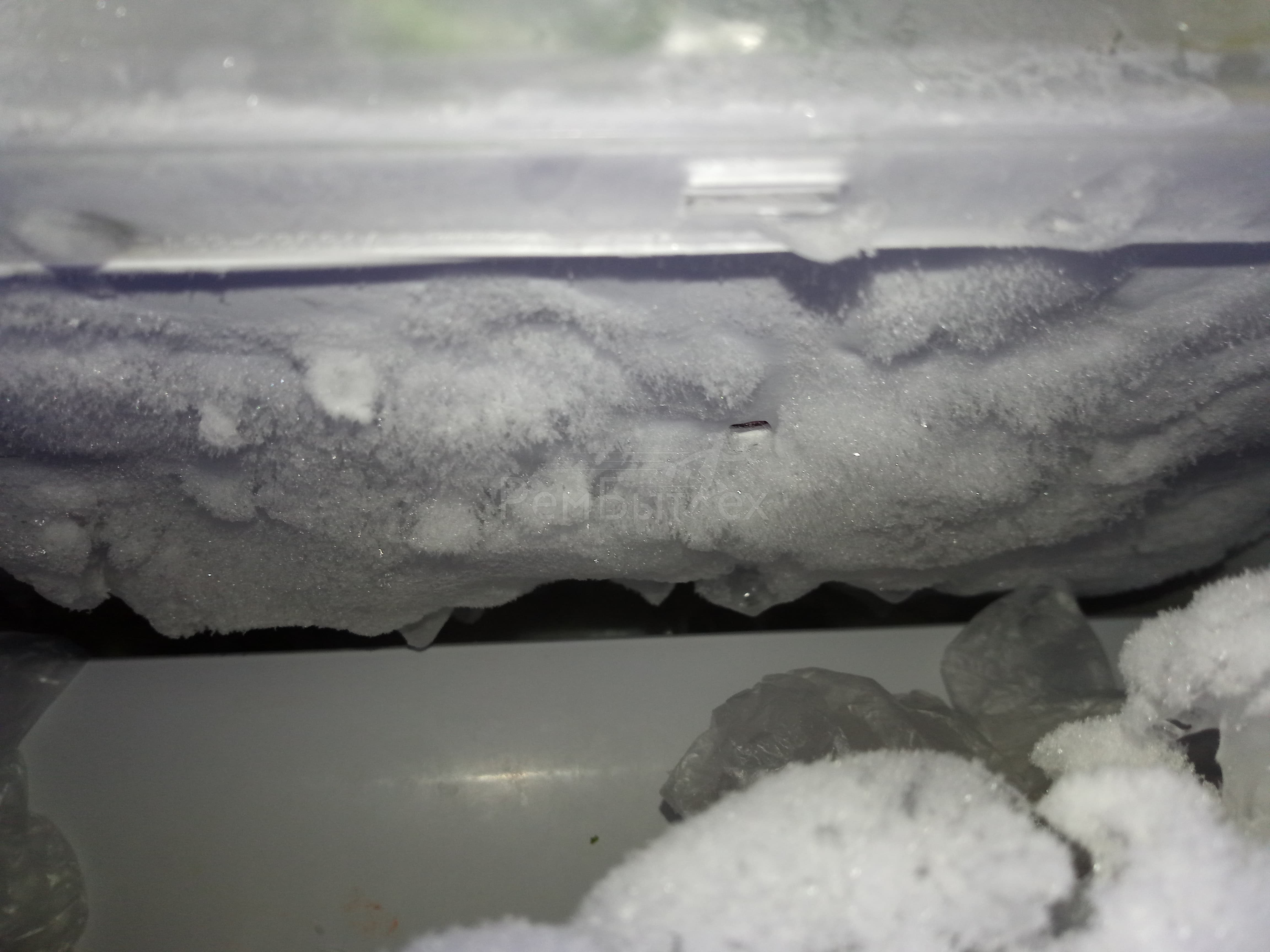 Почему лед в морозильной камере