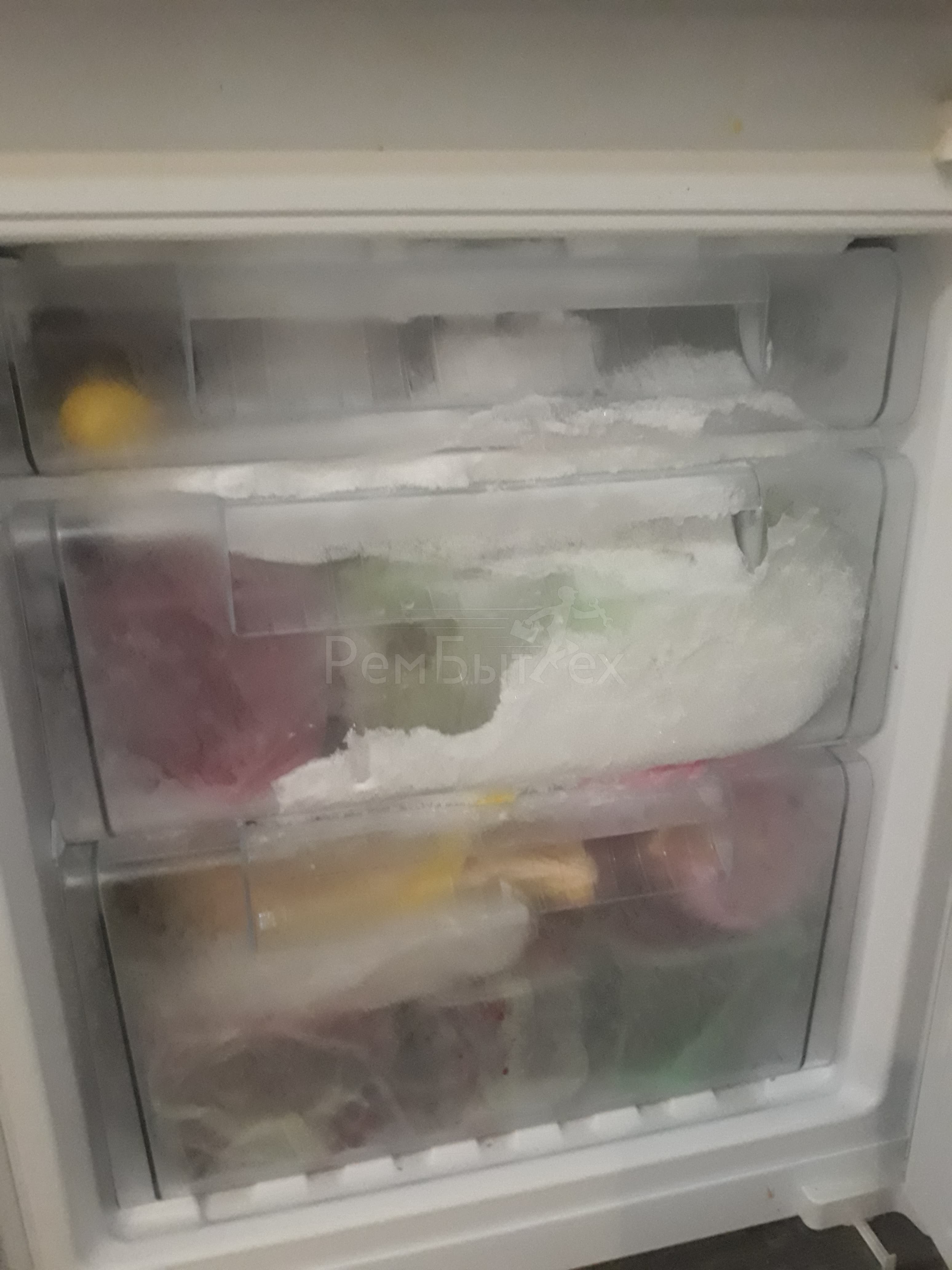 в холодильнике скапливается вода на полках