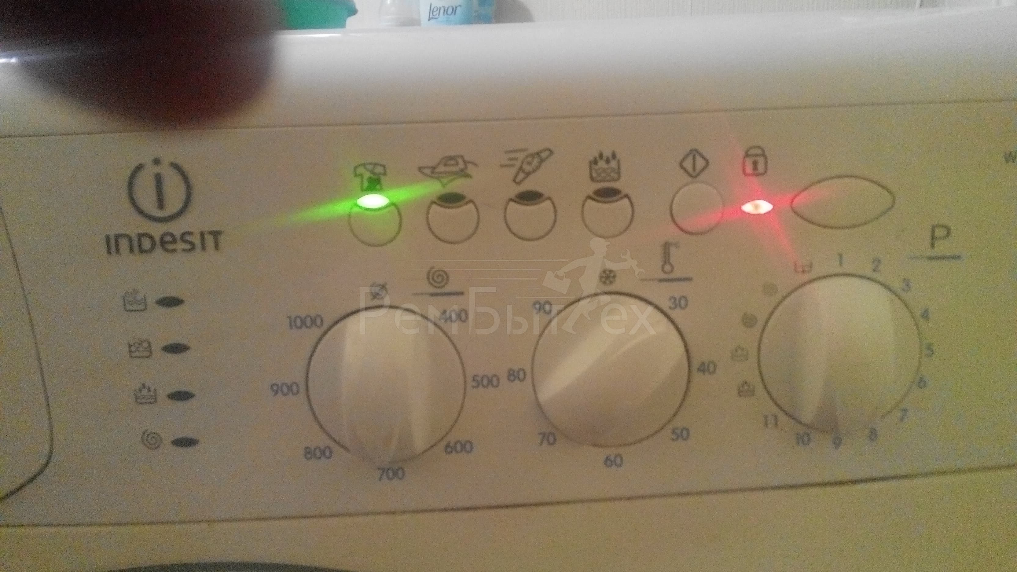 На стиральной машине горит замок