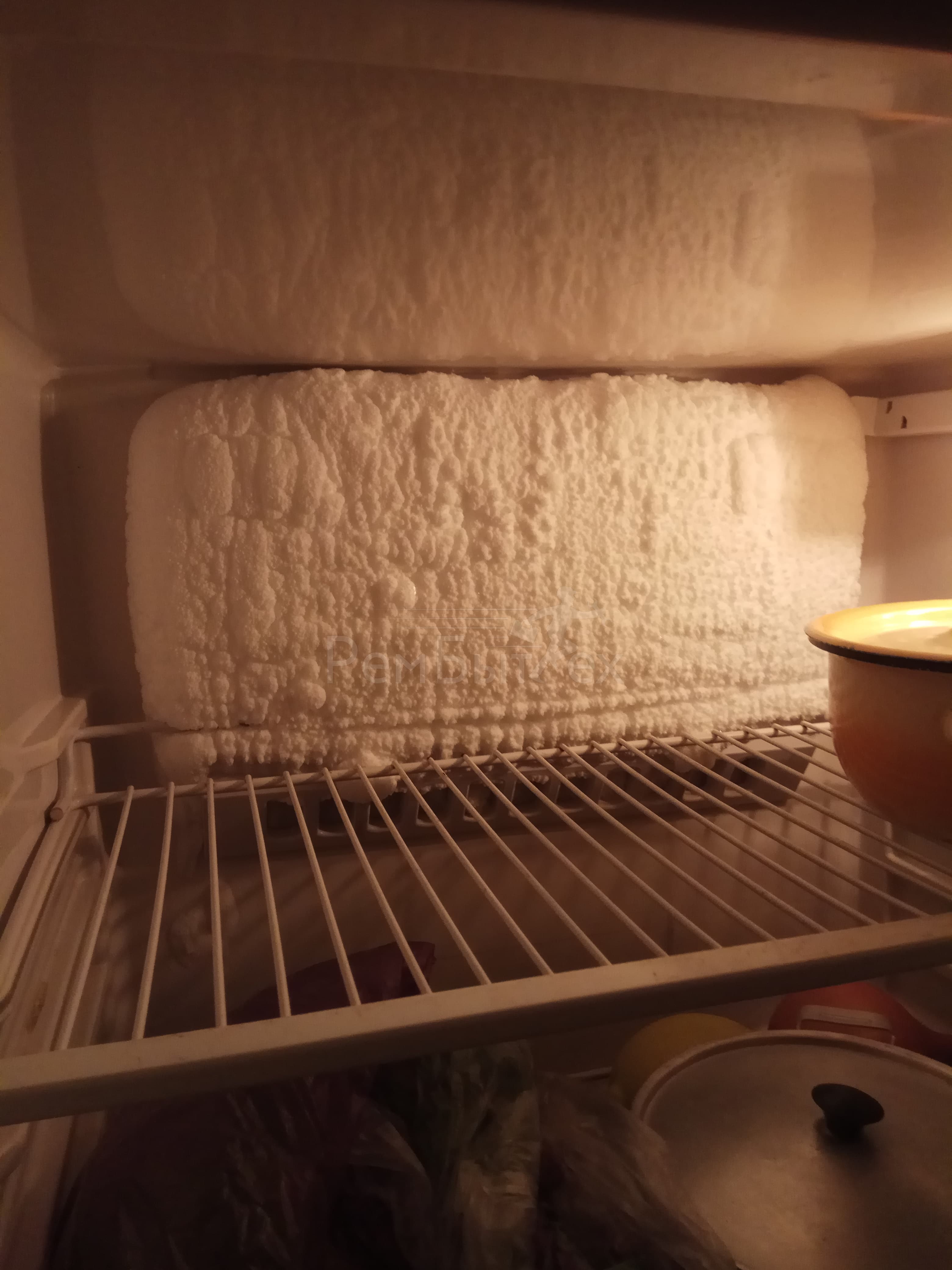 Почему в холодильнике намерзает снег. Холодильник Атлант намерзает задняя стенка холодильника. Эадняя стенка холод дьника Атланта. Намерзание на стенках холодильника. Задняя стенка холодильника.