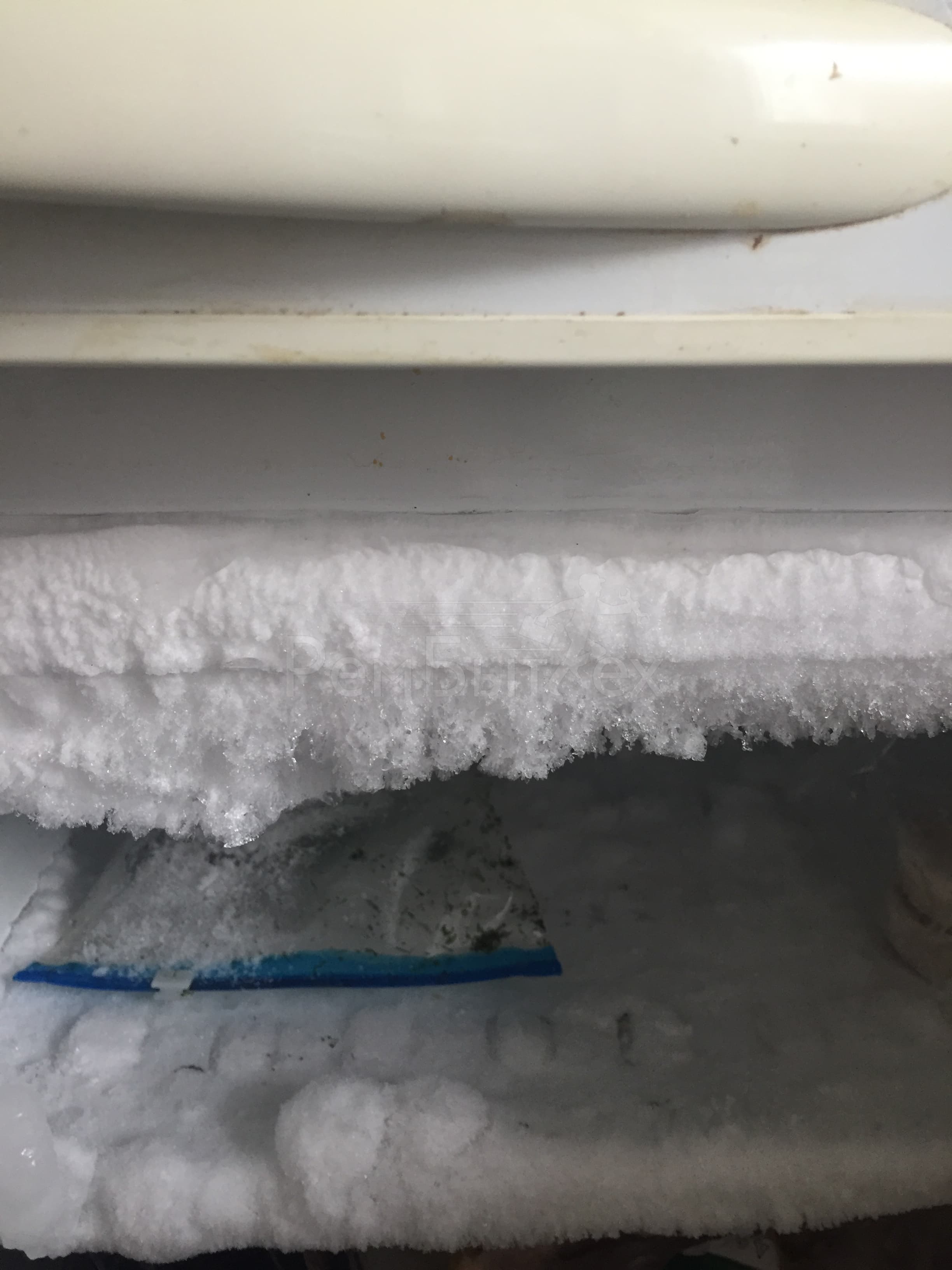 Почему в холодильнике намерзает снег. Морозильный ларь Позис образуется лед. В морозилке образуется лед. Снег в морозилке. Лед в морозилке.