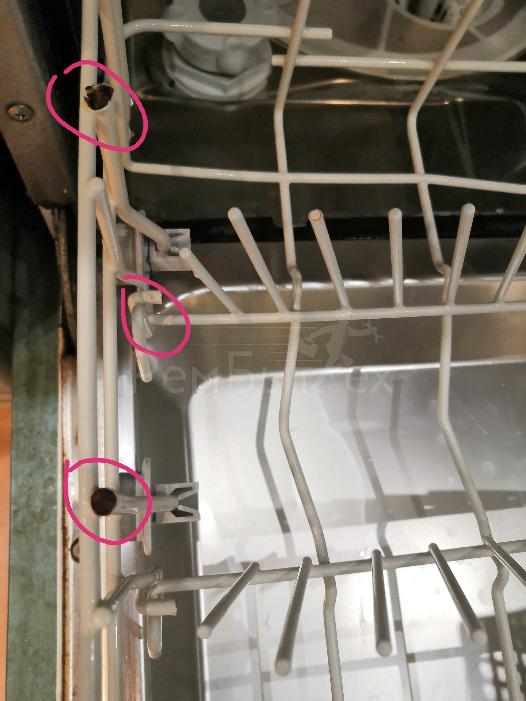 Налет после посудомоечной машины почему. Посудомойка ржавчина. Разводы на дверце посудомоечной машины. Налет в посудомоечной машине. Посуда в разводах после посудомойки.