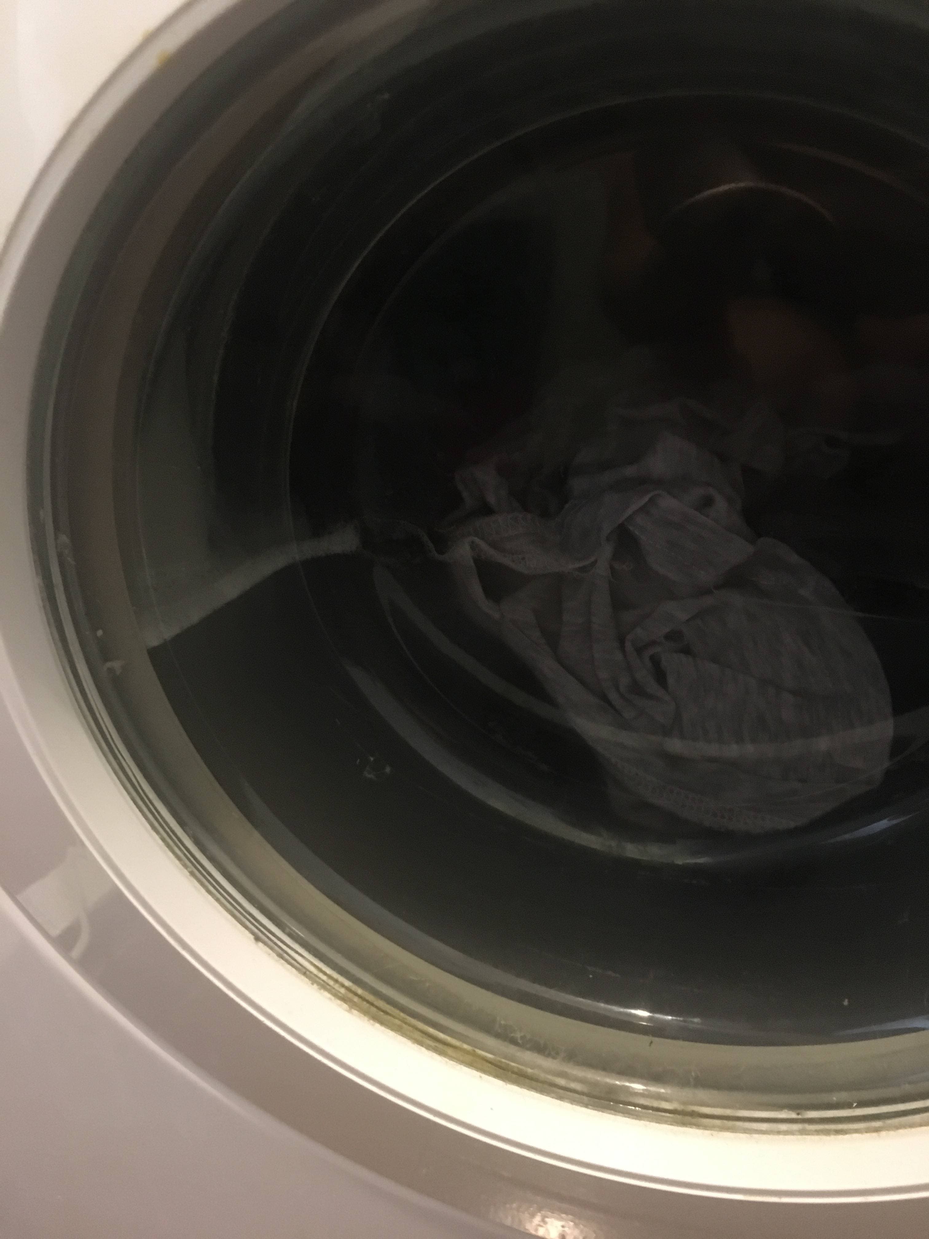 Течет стиральная машинка причины. Черная жидкость с машинки стиральной. Черная вода в стиральной машине. Машинка стиральная набирает воду. Вода в барабане стиральной машины.