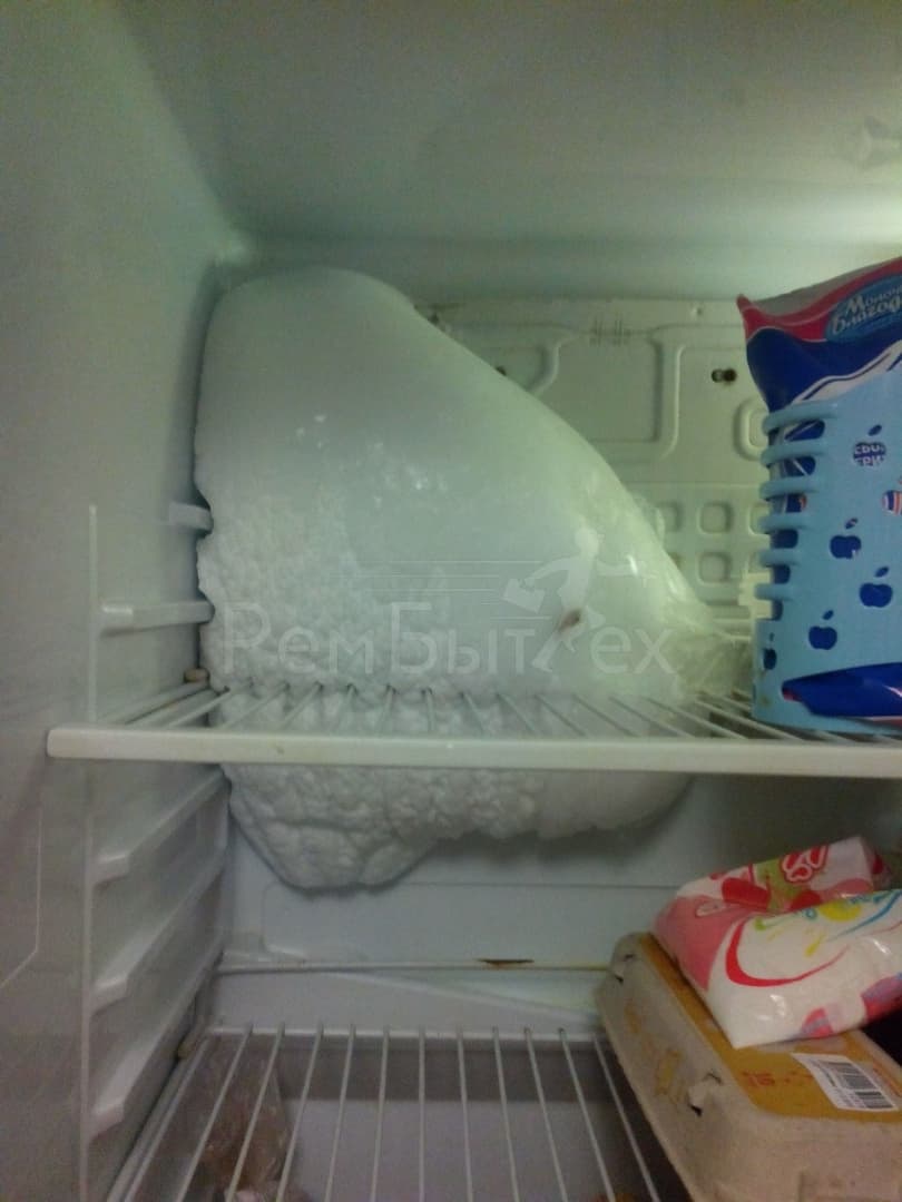 Почему в холодильнике намерзает снег. Холодильник Индезит намерзание. Бирюса намерзает лед. Намерзает морозильная камера холодильник Атлант. Холодильник Samsung rb41r7747dx намерзает лед.